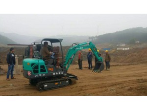 德力小型挖掘機(jī)水庫(kù)工程